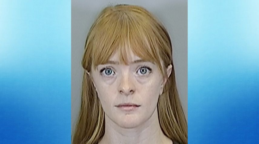 Kassandra Moore, de 31 años, fue arrestada y acusada de cuatro cargos de comportamiento lascivo y otro por proveer material gráfico íntimo a un menor.