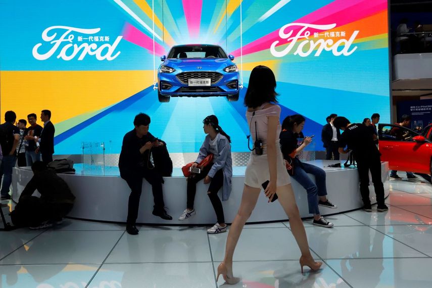 En esta imagen de archivo del 25 de abril de 2018, asistentes en el puesto de Ford durante la Feria Automovil&iacute;stica de China 2018, celebrada en Beijing, China.