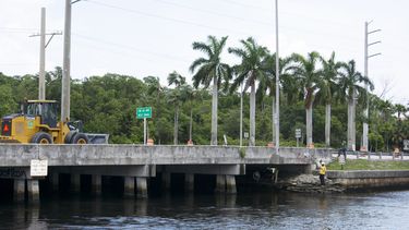 El puente de la calle 163 une la isla de Oleta River State Park con tierra firme de Miami.