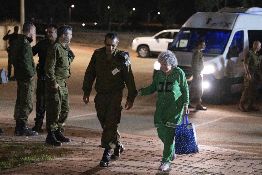 Ruth Munder, una rehén israelí liberada, camina junto a un soldado israelí poco después de su llegada a Israel el viernes 24 de noviembre de 2023.&nbsp;