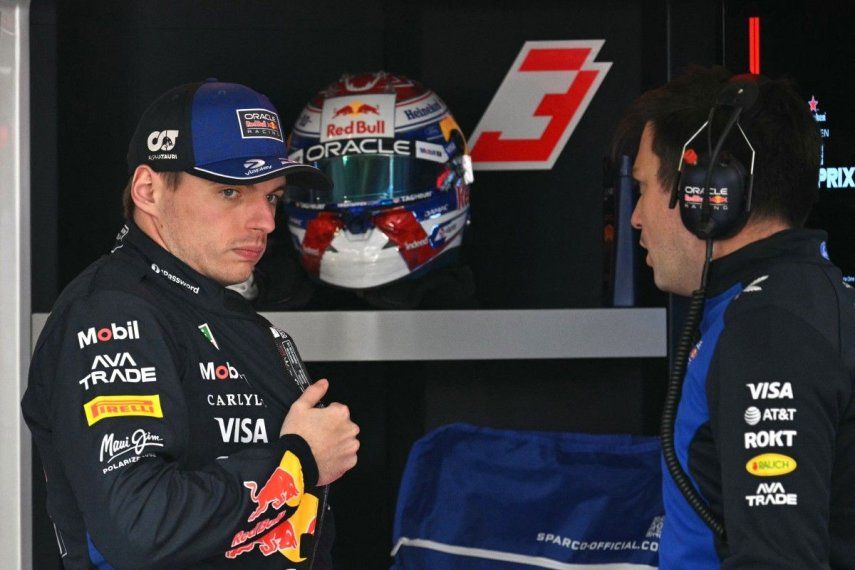 El piloto neerlandés de Red Bull Racing, Max Verstappen (izquierda), se prepara antes de una sesión de entrenamientos previos al Gran Premio de China de Fórmula 1 en el Circuito Internacional de Shanghái, el 13 de marzo de 2026.