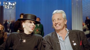 El director francés Just Jaeckin posa con la actriz Macha Béranger el 21 de noviembre de 1988 en París durante el programa de televisión La Marche du Siècle.