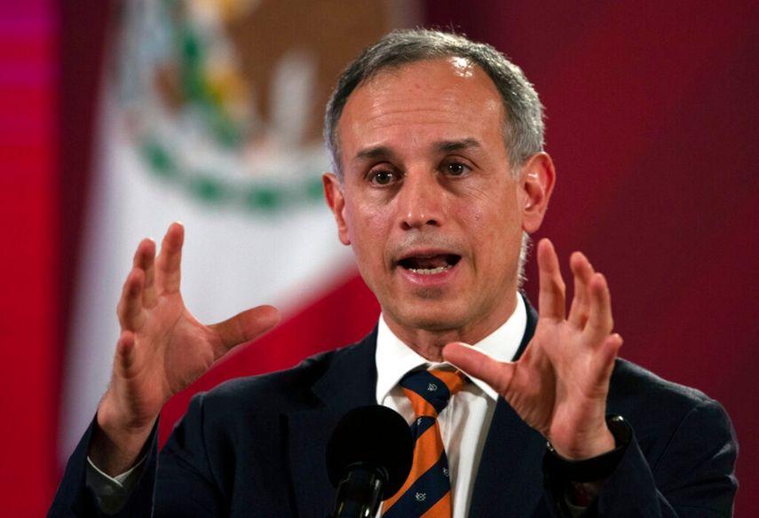 En esta foto de archivo del 13 de julio de 2020, el subsecretario de Salud de México, Hugo López-Gatell, habla durante una conferencia de prensa en el Palacio Nacional de la Ciudad de México. López-Gatell, la cara más visible del gobierno mexicano durante la pandemia, informó el sábado que dio positivo a COVID-19 y que sus síntomas son leves.