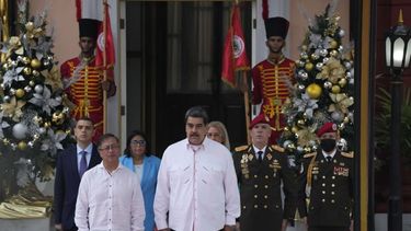 El presidente de Colombia, Gustavo Petro, centro izquierda, y el dictador de Venezuela, Nicolás Maduro, durante una ceremonia de bienvenida en los escalones del Palacio Presidencial de Miraflores, en Caracas, Venezuela, el martes 1 de noviembre de 2022.&nbsp;