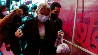 La expresidenta interina de Bolivia, Jeanine Áñez, es escoltada a una comisaría después de dar su declaración en la oficina del fiscal, en La Paz, Bolivia. 