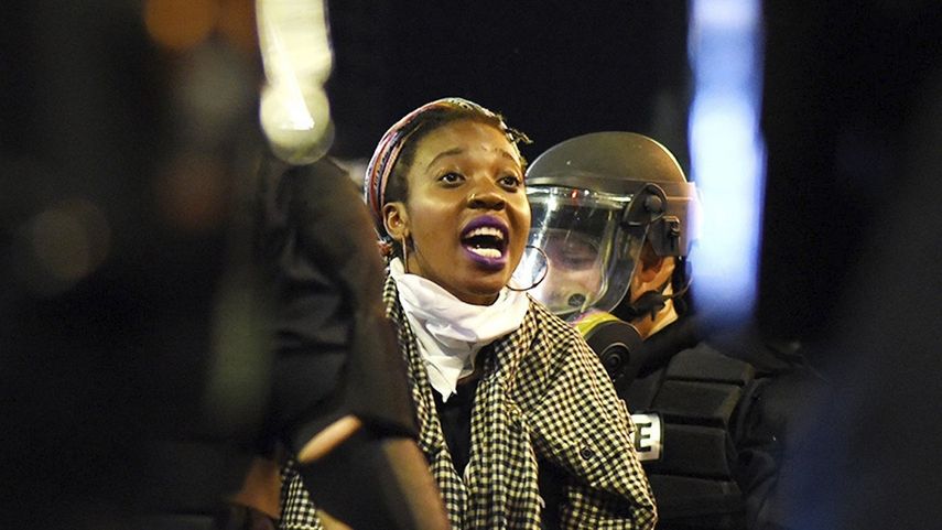 Una manifestante grita a policías antidisturbios durante unos enfrentamientos en&nbsp;Charlotte, Carolina del Norte.