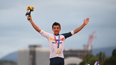 El ecuatoriano Richard Carapaz, medallista de oro, celebra su victoria en el podio durante la ceremonia de entrega de medallas de la carrera ciclista en ruta masculina de los Juegos Olímpicos de Tokio 2020, en el Fuji International Speedway en Oyama, Japón, el 24 de julio de 2021 &nbsp; &nbsp;