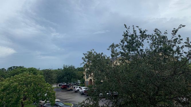 Las bandas de nublados del huracán Dorian se aproximan a Palm Beach, Florida, en la tarde del 2 de septiembre de 2019.