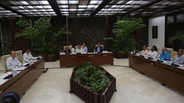 El ministro de Relaciones Exteriores de Colombia, Álvaro Leyva, en el extremo izquierdo; su homólogo de Cuba, Bruno Rodríguez, arriba al centro; el Comisionado de Paz de Colombia, Danilo Rueda, segundo desde la izquierda, y representantes de las Naciones Unidas se reúnen con representantes de la guerrilla colombiana Ejército de Liberación Nacional (ELN) el viernes 12 de agosto de 2022, en La Habana, Cuba, cinco días después que Gustavo Petro ganó las elecciones.&nbsp; &nbsp;