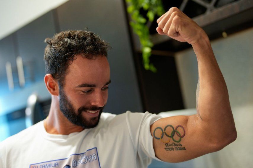 Fernando Dayán Jorge enseña su tatuaje olímpico en su bíceps antes de una sesión de entrenamiento antes de participar en los Juegos Olímpicos de París 2024 el miércoles 26 de junio del 2024.&nbsp;