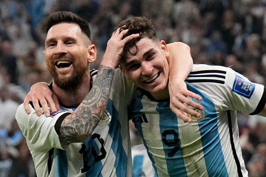 Lionel Messi y Julián Álvarez celebran el segundo gol de Argentina en el duelo de semifinal ante Croacia en el Mundial de Catar.