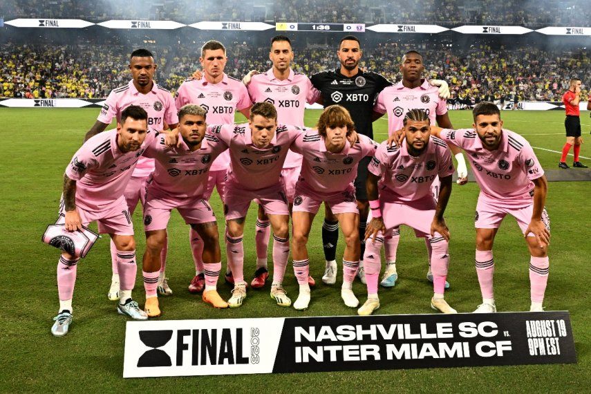 (De abajo a la izquierda) El delantero argentino n.° 10 de Inter Miami, Lionel Messi, el delantero venezolano n.° 17 de Inter Miami, Josef Martínez, el mediocampista finlandés n.° 16 de Inter Miami, Robert Taylor, el mediocampista estadounidense n.° 30 de Inter Miami, Bejamin Cremaschi, el defensor estadounidense n.° 02 de Inter Miami, DeAndre Yedlin, El defensor español #18 de Inter Miami Jordi Alba, (desde la parte superior izquierda) el mediocampista ecuatoriano de Inter Miami #03 Dixon Arroyo, el defensor ucraniano de Inter Miami #27 Sergii Kryvtsov, el mediocampista español de Inter Miami #05 Sergio Busquets, el portero estadounidense de Inter Miami #01 Drake Callender y El defensor canadiense #31 de Inter Miami, Kamal Miller, posa antes del partido de fútbol final de la Leagues Cup entre Nashville SC e Inter Miami en Geodis Park en Nashville, Tennessee, el 19 de agosto de 2023.   (De abajo a la izquierda) El delantero argentino n.° 10 de Inter Miami, Lionel Messi, el delantero venezolano n.° 17 de Inter Miami, Josef Martínez, el mediocampista finlandés n.° 16 de Inter Miami, Robert Taylor, el mediocampista estadounidense n.° 30 de Inter Miami, Bejamin Cremaschi, el defensor estadounidense n.° 02 de Inter Miami, DeAndre Yedlin, El defensor español #18 de Inter Miami Jordi Alba, (desde la parte superior izquierda) el mediocampista ecuatoriano de Inter Miami #03 Dixon Arroyo, el defensor ucraniano de Inter Miami #27 Sergii Kryvtsov, el mediocampista español de Inter Miami #05 Sergio Busquets, el portero estadounidense de Inter Miami #01 Drake Callender y El defensor canadiense #31 de Inter Miami, Kamal Miller, posa antes del partido de fútbol final de la Leagues Cup entre Nashville SC e Inter Miami en Geodis Park en Nashville, Tennessee, el 19 de agosto de 2023.