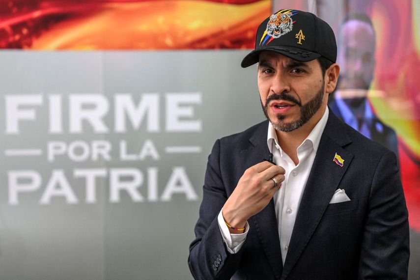 El candidato presidencial colombiano Abelardo de la Espriella, del movimiento político Defensores de la Patria, habla durante una entrevista con AFP en Bogotá el 11 de febrero de 2026. El principal candidato de la oposición en Colombia declaró a AFP el 11 de febrero que en sus primeros 90 días en el cargo lanzaría una ofensiva aérea respaldada por Estados Unidos e Israel para desmantelar los cárteles de la cocaína.