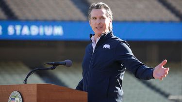 El gobernador de California, Gavin Newsom, habla durante la inauguración de un sitio de vacunación contra el COVID-19, en Los Ángeles, en 2021.