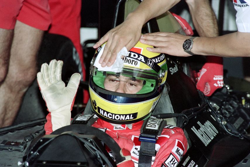 En esta fotograf&iacute;a de archivo tomada el 6 de julio de 1990, un miembro del equipo McLaren limpia el casco del piloto brasile&ntilde;o de F&oacute;rmula 1 Ayrton Senna antes de las primeras pruebas de calificaci&oacute;n para el Gran Premio de Francia en Le Castellet. Amarillo con rayas verdes y azules, el casco de Ayrton Senna se ha convertido en un icono del deporte. Adorna la portada de un libro dedicado a los cascos de los pilotos de F&oacute;rmula 1, grabado en la memoria colectiva a veces m&aacute;s que el rostro de quien lo llevaba.&nbsp;