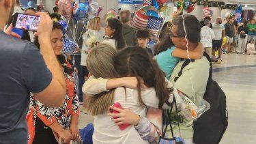 Una familia cubana, en un emotivo abrazo en el aeropuerto de Miami.