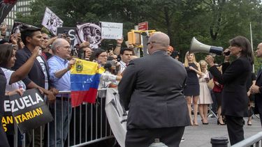 La embajadora estadounidense ante ONU Nikki&nbsp;Haley se dirige por megáfono a venezolanos que&nbsp; manifiestan contra el Nicolás Maduro frente a la sede de Naciones Unidas en Nueva York.