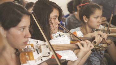 Un grupo de niñas tocan instrumentos hechos con material reciclado durante un ensayo de la Orquesta de Instrumentos Reciclados de Cateura, en Asunción, Paraguay (EFE)