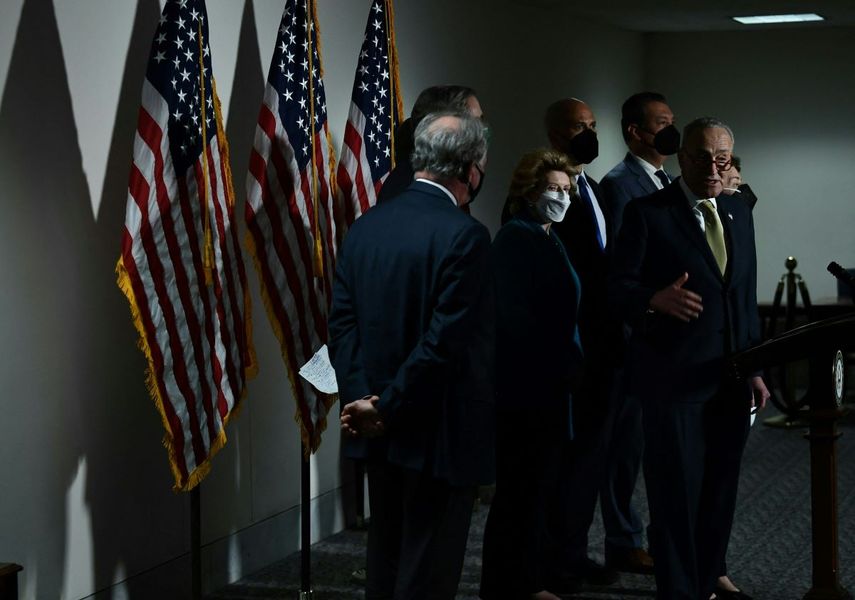 El líder de la mayoría demócrata en el Senado Chuck Schumer acompañado de senadores demócratas en el Senado de EEUU durante una conferencia de prensa, el martes 18 de enero de 2022.