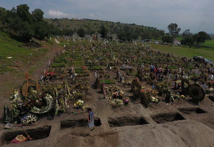 Trabajadores excavan nuevas tumbas el 24 de septiembre de 2020 en una secci&oacute;n del Cementerio Municipal del Valle de Chalco _en las afueras de la Ciudad de M&eacute;xico_ que se abri&oacute; en los primeros d&iacute;as de la pandemia de coronavirus para dar cabida al incremento en el n&uacute;mero de muertos.&nbsp;