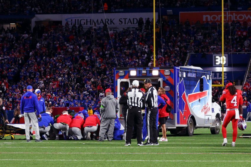 Una ambulancia espera en el campo al tiempo que personal médico atiende al running back Damien Harris, de los Bills de Buffalo, en el partido ante los Giants de Nueva York, en Orchard Park, Nueva York, el domingo 15 de octubre de 2023.&nbsp;