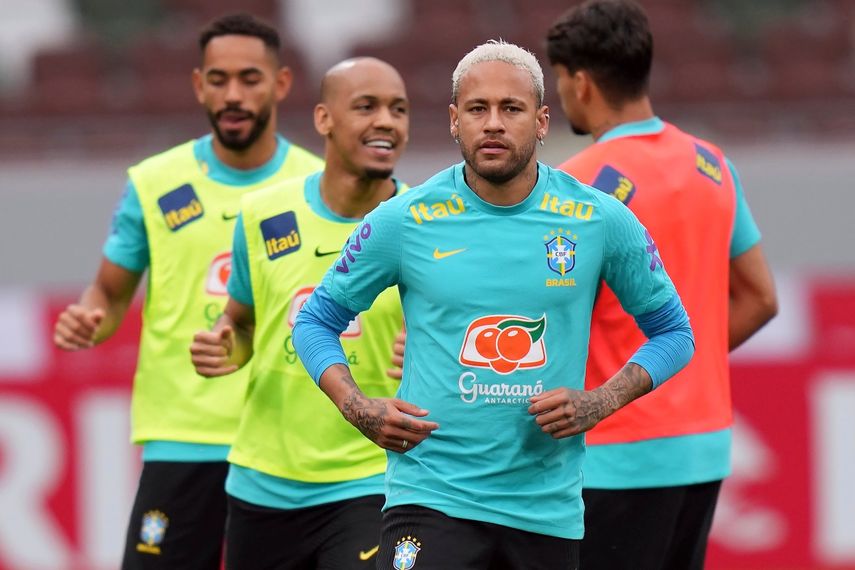 El delantero Neymar entrena con sus compañeros en la selección de Brasil en el Estadio Nacional de Tokio, el domingo 5 de junio de 2022, con miras a un partido amistoso con la selección de Japón programado para el lunes 6 de junio.