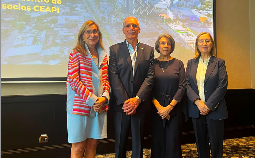 Núria Vilanova, presidenta de CEAPI, Nasry Asfura presidente de Honduras, Mireya Agüero, canciller de Honduras Ana Pastor y la secretaria general de CEAPI.
