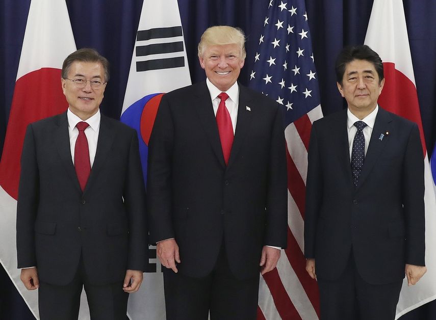 El presidente de Estados Unidos, Donald Trump (c), junto al presidente surcoreano, Moon Jae-in (i) y&nbsp;el primer ministro japonés, Shinzo Abe (d).