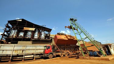 Obreros descargan un camión cargado con caña de&nbsp;azúcar&nbsp;en un central acucarero del sur de la provincia de Matanzas, Cuba.