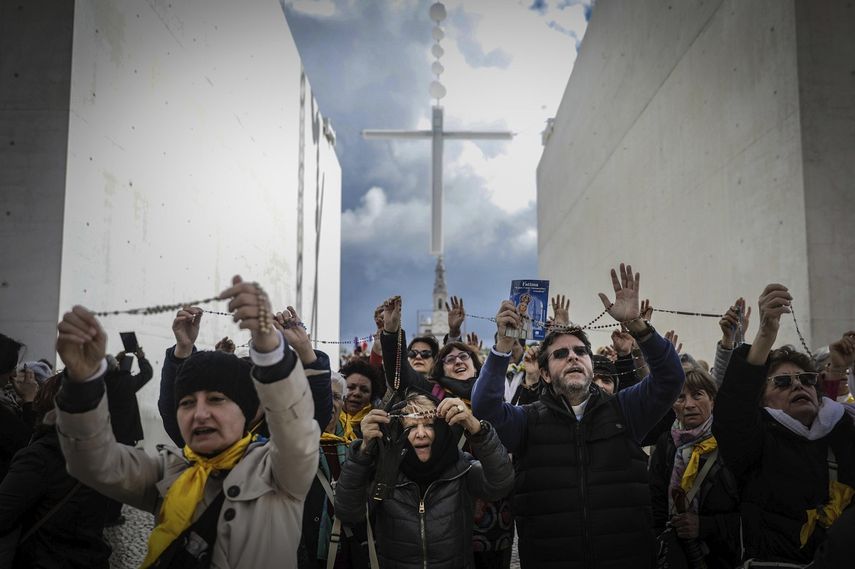 &nbsp;Peregrinos rezan a su llegada al al Santuario de Nuestra Señora de&nbsp;Fátima, en Portugal.