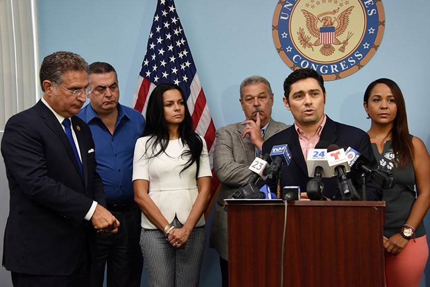 El congresista cubanoamericano Joe Garcia con representantes de la oposición venezolana en Miami. (GISELLE SANTALUCCI)