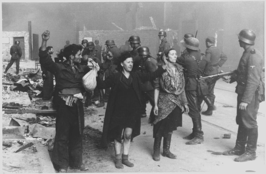 Soldados nazis deteniendo a jud&iacute;os en el levantamiento del gueto de Varsovia, 1943.