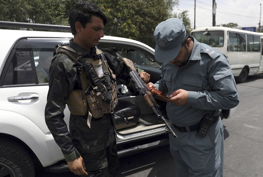 Un policía afgano revisa los documentos de un ciudadano en Kabul el 4 de julio del 2021.&nbsp;
