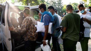Migrantes en la isla Marthas Vineyard son trasladados a una base militar en en Massachusetts.