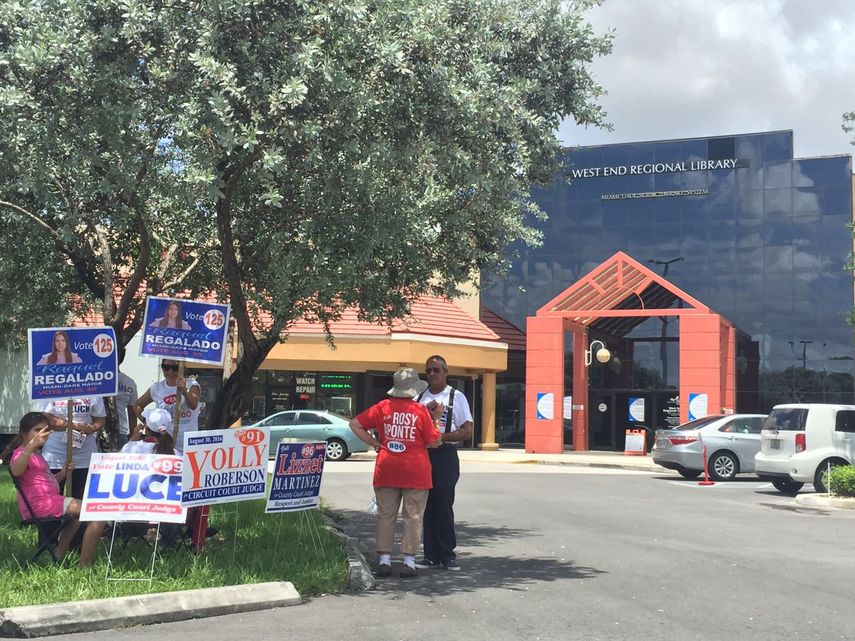 Imagen de archivo que recoge la entrada de un colegio electoral habilitado en una biblioteca en Kendall.