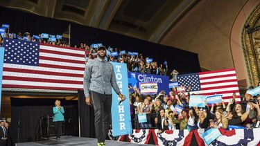 LeBron James fue uno de los últimos deportistas en manifestar su apoyo públicamente a Clinton.