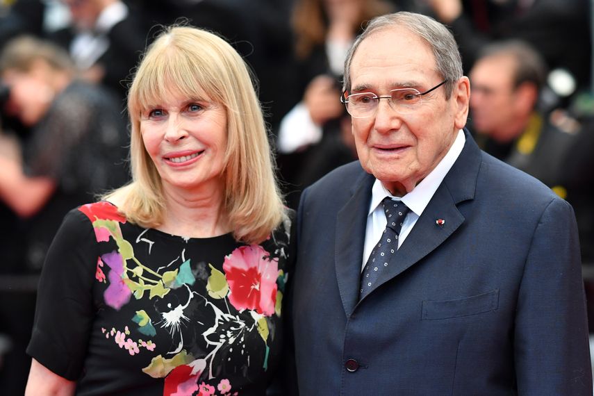En esta foto de archivo tomada el 16 de mayo de 2018, el director francés Robert Hossein y su esposa, la actriz francesa Candice Patou, llegan para la proyección de la película Burning en la 71a edición del Festival de Cine de Cannes en Cannes, sur de Francia.&nbsp; &nbsp;
