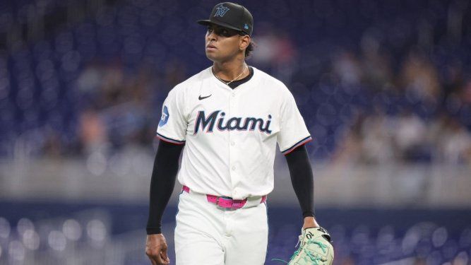 Edward Cabrera, de los Marlins de Miami, durante la primera entrada de un juego contra los Bravos de Atlanta en el LoanDepot Park, el 25 de agosto de 2025 en Miami, Florida.&nbsp;