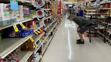 Un cliente busca productos en los anaqueles de un supermercado en Estados Unidos.