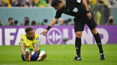 El árbitro iraní, Alireza Faghani, le hace un gesto al atacante brasileño Neymar durante el encuentro entre la selección sudamericana y Serbia en el Mundial de Catar 2022.