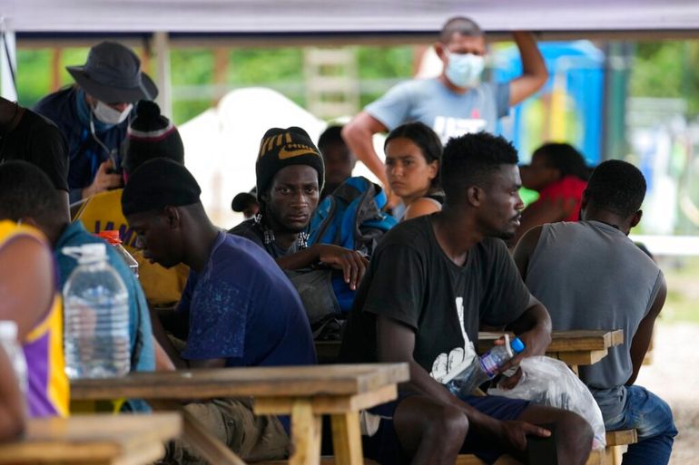 Migrantes se reúnen en un campamento luego de una visita de las cancilleres de Panamá y Colombia en San Vicente, provincia de Darién, Panamá, cerca de la frontera con Colombia, el viernes 6 de agosto de 2021.