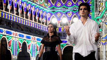 Una modelo presenta una creación para Dior durante el desfile de 2021 Dior Croisiere (Cruise) el 22 de julio de 2020 en Lecce, sur de Italia, mientras una bailarina se presenta junto a ella. &nbsp;