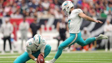 Jason Sanders (derecha), de los Dolphins de Miami, patea un gol de campo en un partido, el 15 de diciembre de 2024.
