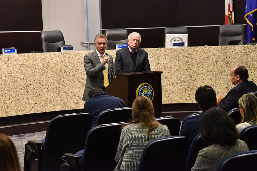 En la imagen el alcalde de la ciudad de Doral, Luigi Boria y el alcalde de Miami Tomás Regalado. (GISELLE SANTALUCCI/ DLA)