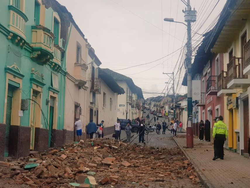 La fotografía publicada por el ministro de Economía de Ecuador, muestra los daños causados por el sismo, durante una evaluación de los daños.