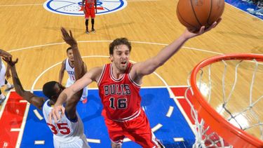 Gasol tiene la posibilidad de ganar más dinero si mantiene su buena actuación. (ARCHIVO)