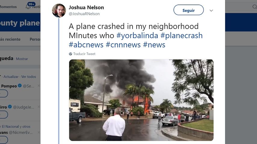 Captura de pantalla de la cuenta de @JoshuaRNelson, el usuario de Twitter que compartió el video minutos después de que el avión se estrellara contra una vivienda en el condado Orange, en California.
