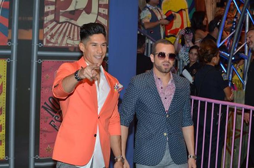 Los integrantes del dúo venezolano Chino y Nacho posan a su llegada a la gala de entrega de los Premios Juventud celebrados el jueves 17 de julio 2014, en Miami. (EFE)