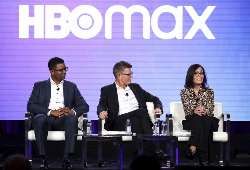 En esta foto del 15 de enero de 2020, el encargado de adquisici&oacute;n de contenido para TNT, TBS, truTV, HBO y HBO MAX Michael Quigley, a la izquierda, el jefe de contenido de HBO MAX y presidente de TNT, TBS y truTV Kevin Reilly, y la directora de contenido original de HBO MAX, Sarah Aubrey, en una conferenica sobre HBO Max en Pasadena, California.&nbsp;&nbsp;