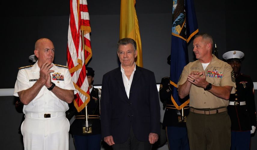 El presidente de Colombia, Juan Manuel Santos, durante la ceremonia junto al&nbsp;Comando Sur de EEUU.&nbsp;